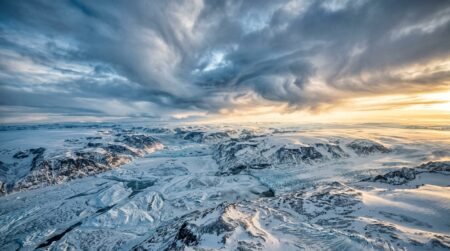 Vue aérienne de paysage arctique glacé et nuages tourbillonnants