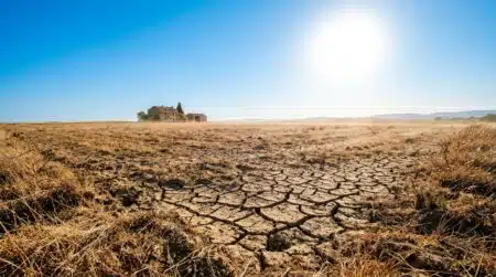 Sol craquelé par la sécheresse sous un ciel bleu intense