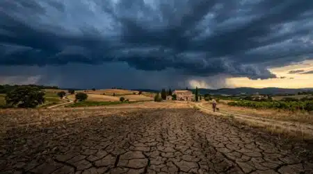 Champ français sec sous un ciel d'orage annonciateur de pluie