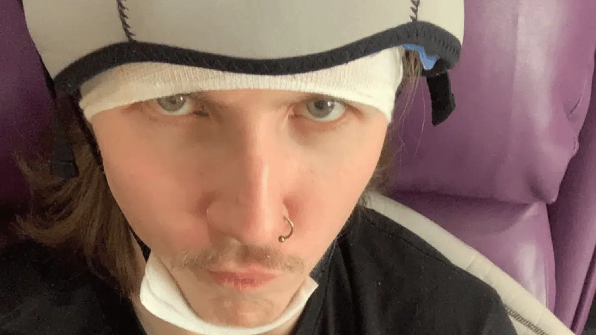 «Aucun jeune de 23 ans ne pense au cancer» : cette petite boule sous la douche a tout changé pour Eddie