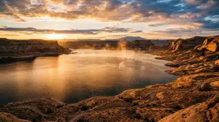 Immense lac artificiel dans le désert égyptien au coucher du soleil