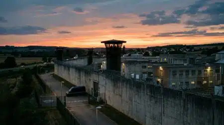 Maison d'arrêt de Seysses vue de l'extérieur au crépuscule