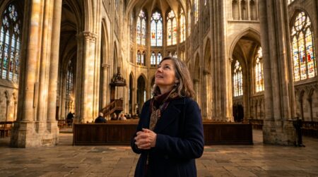 Visiteuse émerveillée dans une cathédrale française baignée de lumière