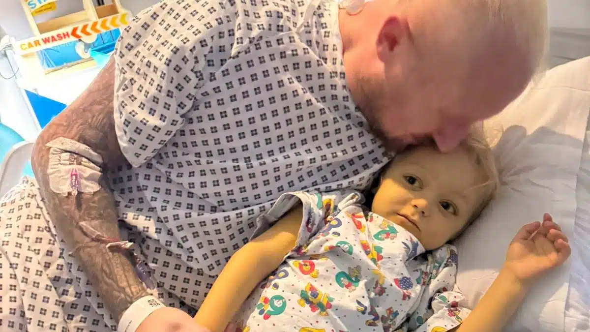 Ce père a perdu 40 kilos et son foie pour offrir « une seconde chance » à son fils de 6 ans