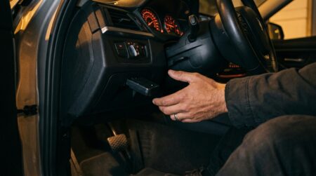 Boîtier électronique branché sur le port OBD d'une voiture