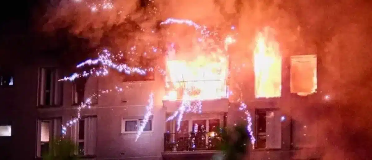 Ce stock caché dans un appartement parisien transforme l'incendie de Belleville en feu d'artifice géant