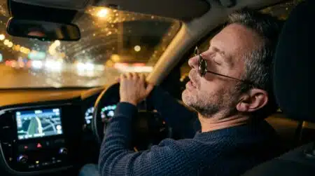 Conducteur endormi au volant sur autoroute