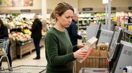 Client scannant ses courses à une caisse automatique