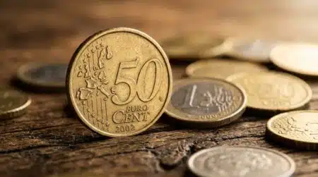 Pièce de 50 centimes d'euro datée 2002 en gros plan