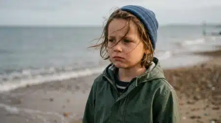 Enfant fatiguée au bord d'une plage anglaise