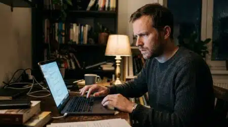 Personne inquiète devant un écran d'ordinateur la nuit