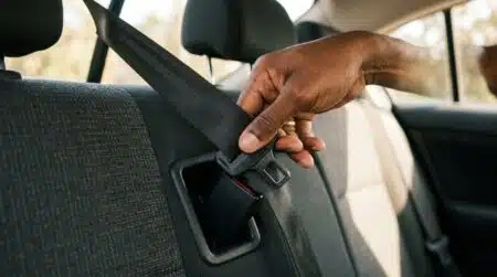 Passager attachant une ceinture de sécurité à l'arrière