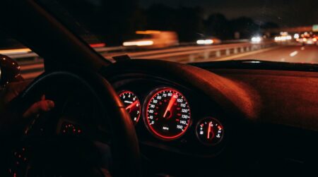 Compteur de vitesse affichant plus de 90 mph la nuit