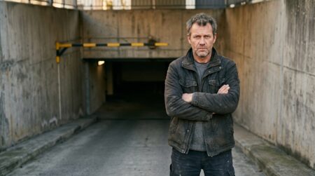 Homme seul devant l'entrée d'un parking souterrain