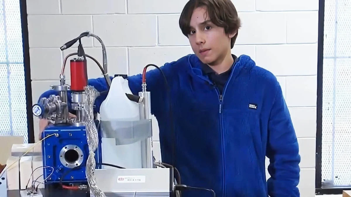 Deux ans de calculs, un fusor dans la maison familiale : à 12 ans, Aiden vise un record Guinness