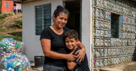 Elle a économisé 9 ans comme femme de ménage pour bâtir cette maison en plastique recyclé
