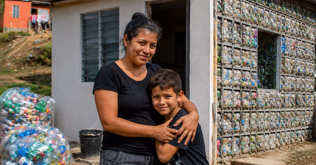 Elle a économisé 9 ans comme femme de ménage pour bâtir cette maison en plastique recyclé