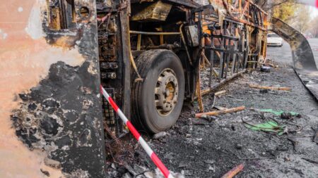 En Turquie, un père sauve sa femme et deux enfants du bus en feu, mais pas sa fille de 12 ans