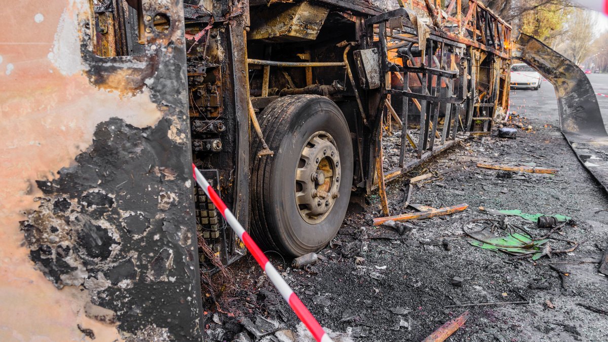 En Turquie, un père sauve sa femme et deux enfants du bus en feu, mais pas sa fille de 12 ans