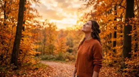 Femme regardant le ciel doré de l'équinoxe d'automne