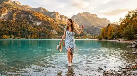 Femme se baignant dans un lac aux eaux turquoise