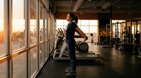 Infirmière s'étirant dans une salle de sport à l'aube