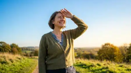 Personne regardant le ciel bleu avec espoir