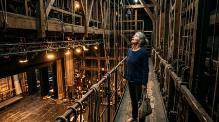 Visiteuse découvrant les coulisses et cintres d'un théâtre