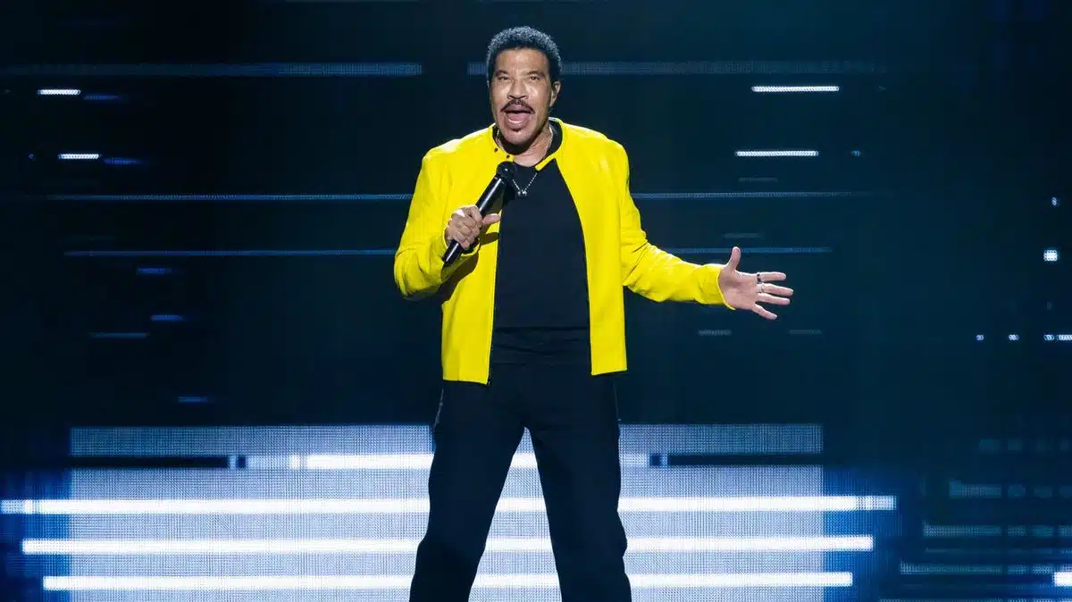 Lionel Richie hospitalisé en soins intensifs après un malaise sur scène à 77 ans