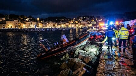 Semi-rigide échoué contre la digue d'un port