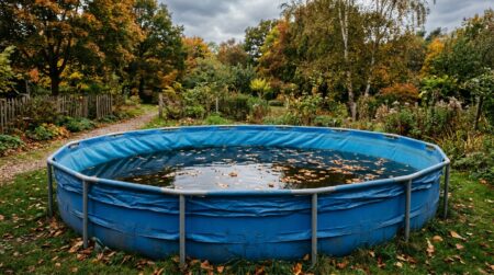 Piscine tubulaire à moitié vidée en automne