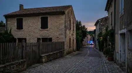 Rue de village rural au crépuscule avec gyrophare