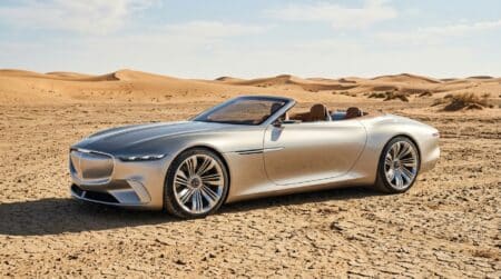 Voiture électrique de luxe testée dans un désert aride