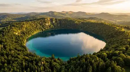 Lac de cratère volcanique en Auvergne vu du ciel