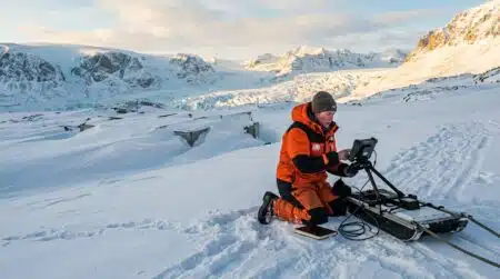 Scientifique examine la glace au-dessus de Camp Century au Groenland