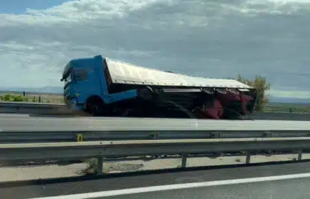 Vent violent dans l'Aude : un poids lourd couché sur l'A9 près de Fitou, la photo qui a tout dit