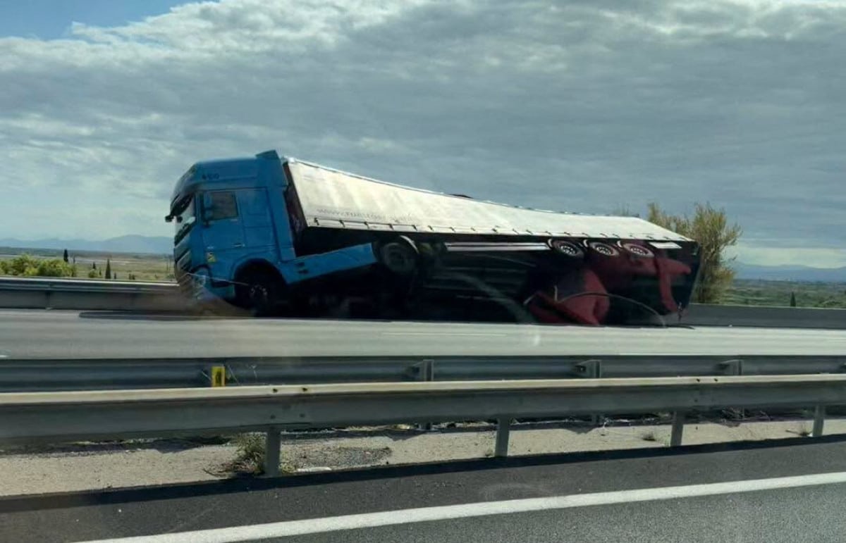 Vent violent dans l'Aude : un poids lourd couché sur l'A9 près de Fitou, la photo qui a tout dit