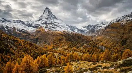 Sommet alpin saupoudré de première neige d'automne