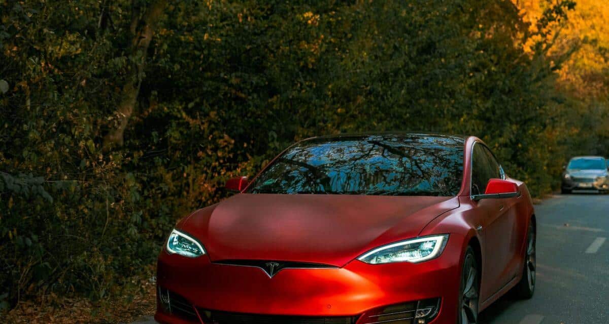 À 286 km/h sur l'Autobahn, le pneu de sa Tesla explose : il sort du crash avec une jambe blessée