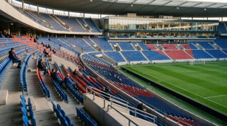 Tribunes de stade de football à moitié vides