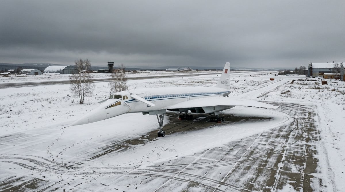 Avion supersonique blanc sur un aérodrome enneigé