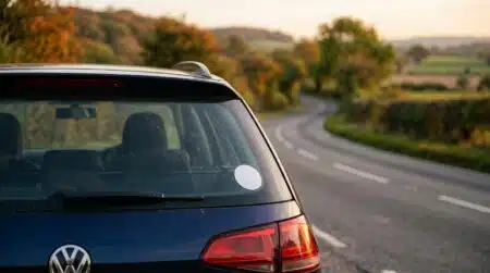 Autocollant discret sur la lunette arrière d'une voiture
