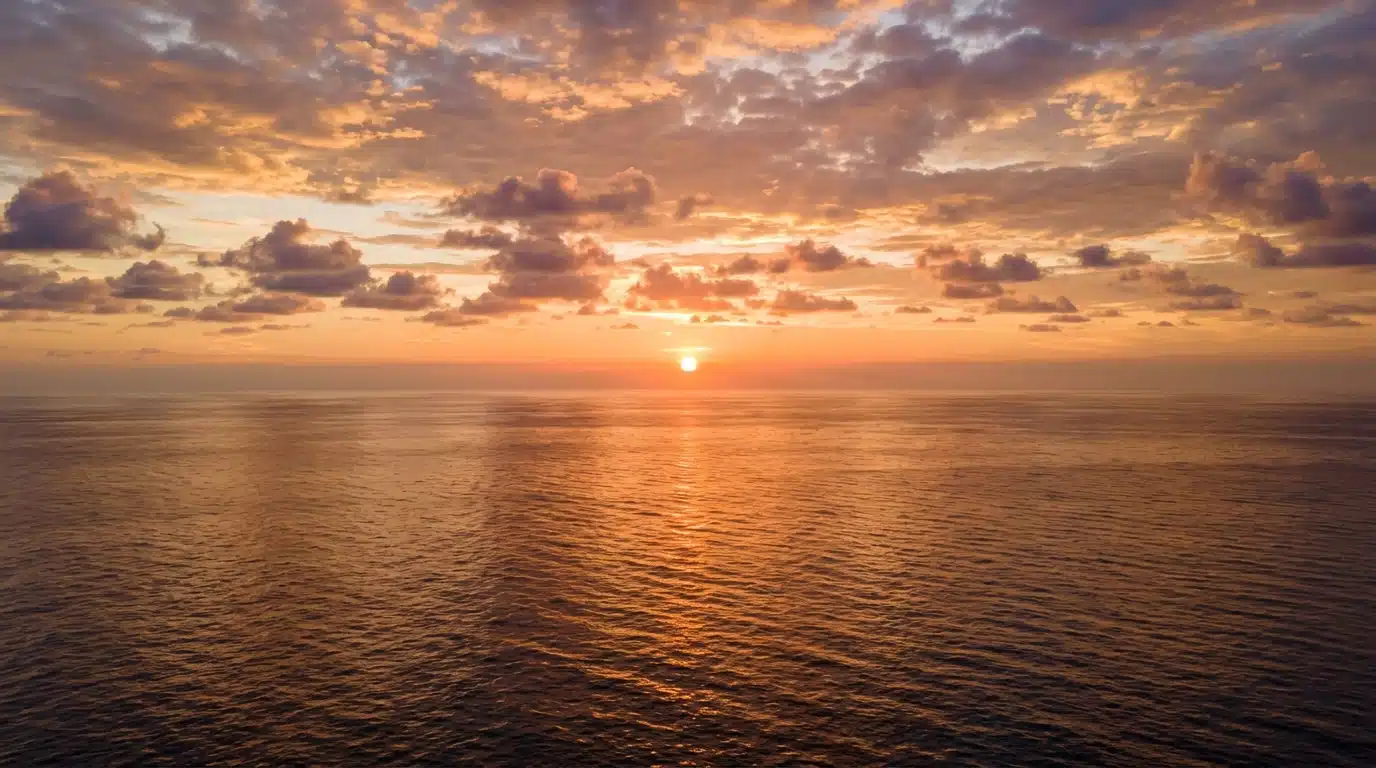 Océan Pacifique aux eaux chaudes sous un ciel orangé