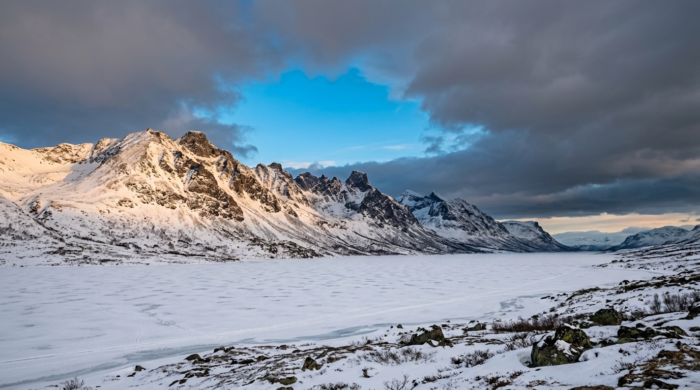 Trouée de ciel bleu au-dessus d'un lac gelé et de montagnes