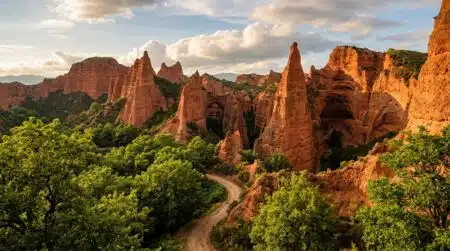 Tours rocheuses rouges entourées de châtaigniers verts