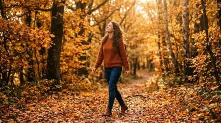 Femme respirant l'odeur des feuilles en forêt