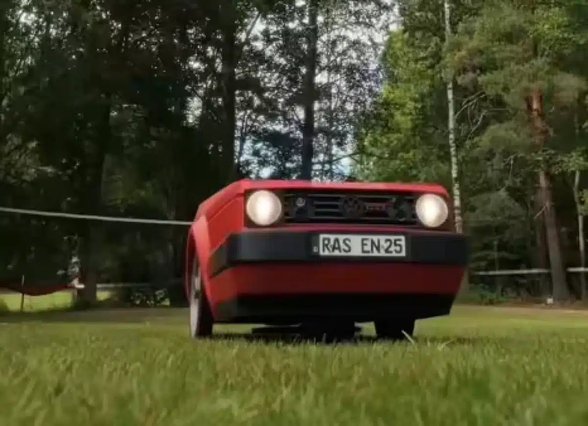 Cette Golf GTI miniature tond la pelouse toute seule et s'arrête dès qu'elle repère un hérisson