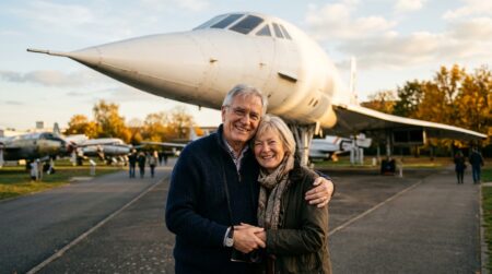 Couple devant le nez pointu d'un Concorde au musée