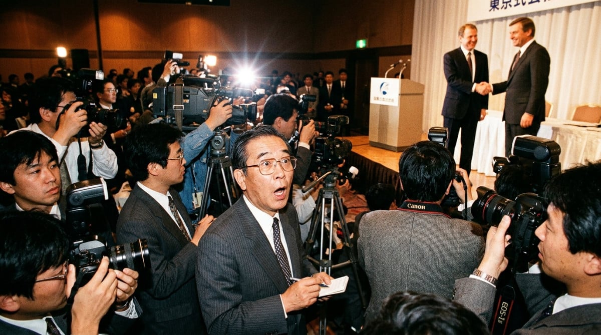 Dirigeant stupéfait lors d'une conférence de presse en 1991