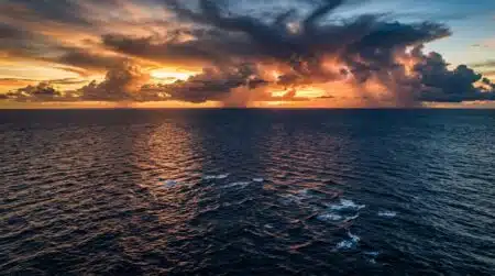 Vue aérienne du Pacifique sous un ciel d'orage doré